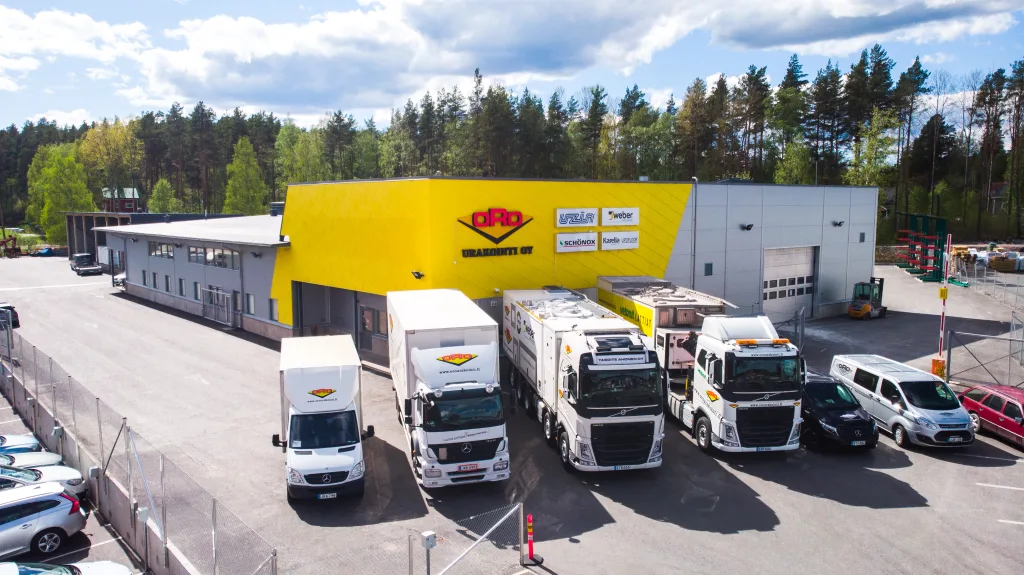 Dronekuva Oro toimitilat Jyväskylä. Kuvan etuosassa 4 rekkaa parkkeerattuna Orourakoinnin hallin eteen.