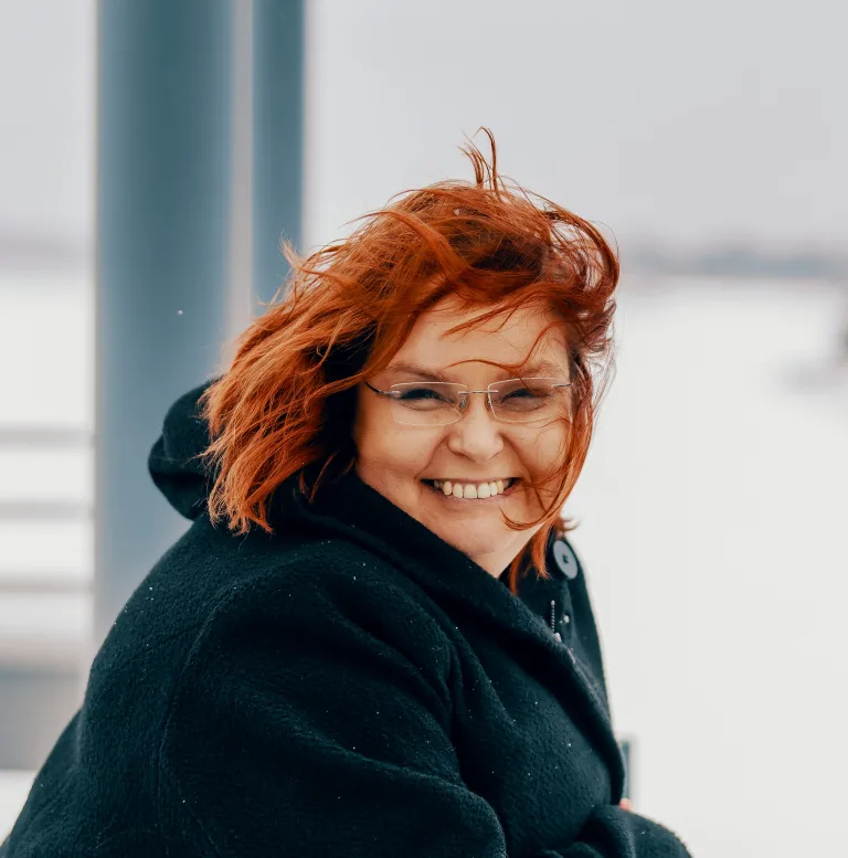 Mari Alila, Kiinteistömanageri Alila Oy:sta hymyilee kameraan.