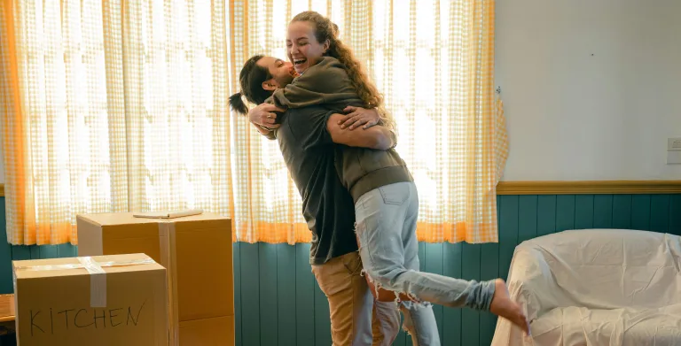 Pariskunta halaa uudessa kodissa.